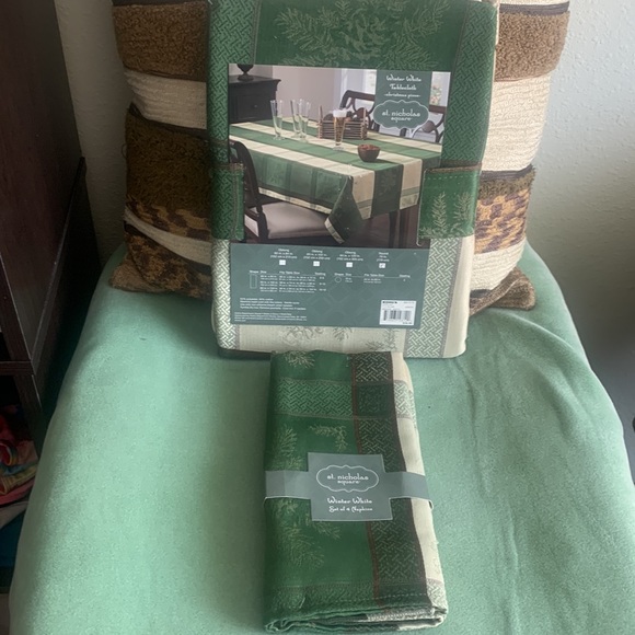 Tablecloth & Napkin Set - Picture 6 of 9